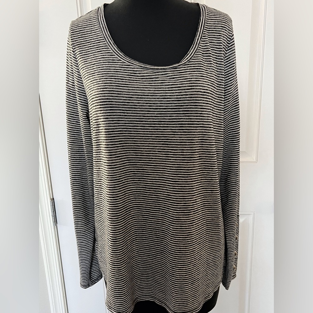 Black/white scooped neckline top size xl